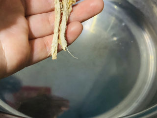 3、小米蒸排骨,锅里烧热水,加姜片加料酒;