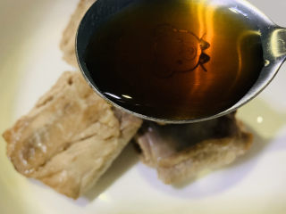 5、小米蒸排骨,焯水好的排骨,沥干水,加料酒;