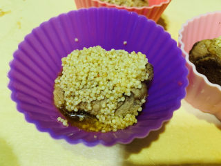 14、小米蒸排骨,一块排骨,适量小米,装入小容器中;