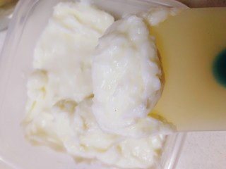 8、椰奶小方【零失败】,把奶糊盛在容器里。