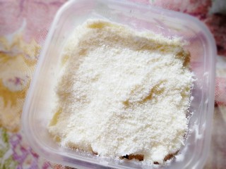 10、椰奶小方【零失败】,上面再撒上一层椰蓉。密封冰箱冷冻20分钟。