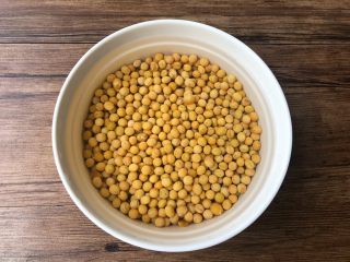 1、黄豆炖猪蹄, 黄豆清洗干净，提前浸泡1个小时。