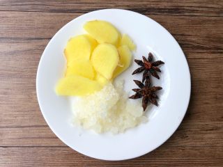 2、黄豆炖猪蹄,生姜去皮洗净切片，八角冲洗干净，冰糖准备好待用。