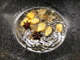 4、黄豆炖猪蹄,锅里放入少许油，把冰糖放入炒出糖色，放入姜片和八角炒出香味。