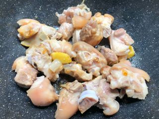 5、黄豆炖猪蹄,把猪蹄倒入翻炒3分钟。