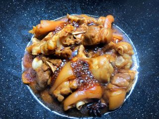 6、黄豆炖猪蹄,倒入60克生抽，10克老抽，50克料酒翻炒均匀，盖上盖子把汤汁焖干。