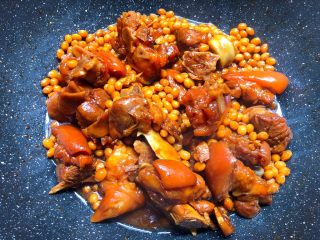 7、黄豆炖猪蹄,焖好以后，开大火收汁，把汁收干即可出锅。