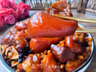 8、黄豆炖猪蹄,美味的黄豆焖猪蹄做好了，猪蹄软糯入味，黄豆特别有嚼劲，超级好吃。