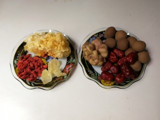 1、枸杞红枣银耳汤,准备好食材食材