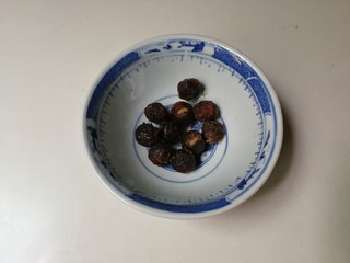 4、枸杞红枣银耳汤,桂圆剥去壳