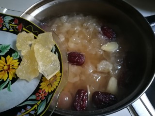 8、枸杞红枣银耳汤,放入冰糖