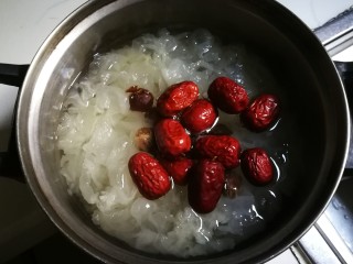 9、枸杞红枣银耳汤,放入红枣炖十分钟