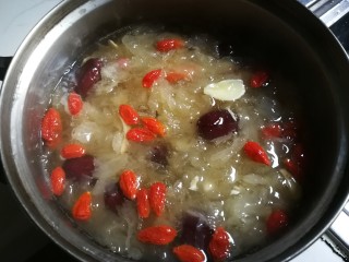 10、枸杞红枣银耳汤,放枸杞烧开即可