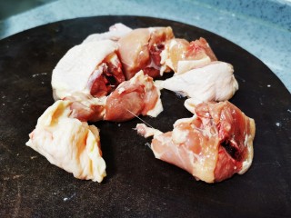 1、鸡肉炖土豆,鸡肉清洗干净，剁成大块