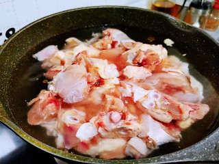 3、鸡肉炖土豆,放入切块的鸡肉