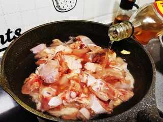 4、鸡肉炖土豆,加入10克料酒