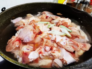 5、鸡肉炖土豆,5节葱段