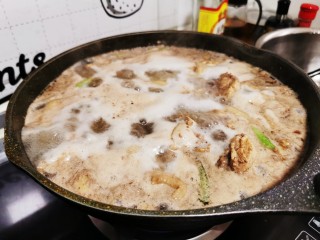 6、鸡肉炖土豆,开大火煮沸后煮1分钟