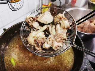 7、鸡肉炖土豆,捞出焯水的鸡肉