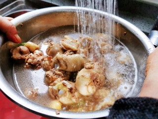 8、鸡肉炖土豆,用凉水清洗干净
