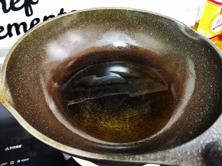 9、鸡肉炖土豆,起锅烧油