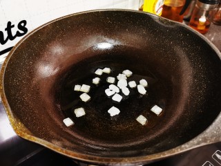 10、鸡肉炖土豆,放入冰糖，用小火慢慢炒