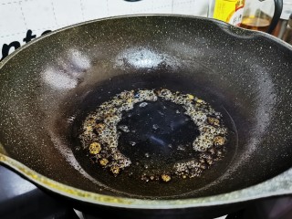 11、鸡肉炖土豆,炒至冰糖溶化变色冒大泡