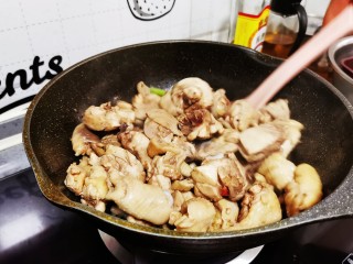 12、鸡肉炖土豆,倒入鸡块