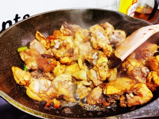 13、鸡肉炖土豆,快速翻炒均匀