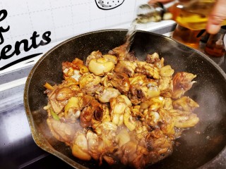 14、鸡肉炖土豆,倒入10克料酒翻炒均匀