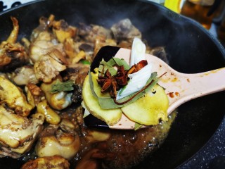15、鸡肉炖土豆,放入八角，香叶，生姜，草果，葱段翻炒均匀