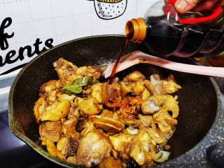 16、鸡肉炖土豆,放入生抽20克