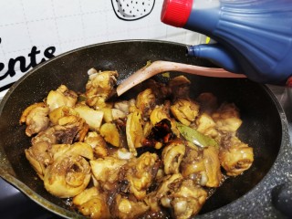 17、鸡肉炖土豆,老抽10克翻炒均匀