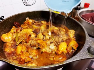 18、鸡肉炖土豆,加入开水末过鸡肉煮沸