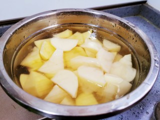 21、鸡肉炖土豆,切成块，冲洗一边去淀粉
