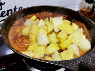 23、鸡肉炖土豆,放入土豆