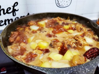 24、鸡肉炖土豆,大火煮沸后