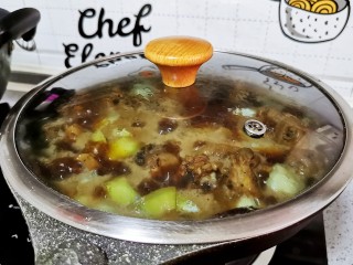 25、鸡肉炖土豆,改小火焖煮5分钟，关火后再焖5分钟开锅即可食用