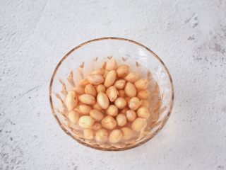 2、花生酪,生花生用清水提前一夜浸泡或者最少浸泡3小时以上