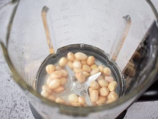 4、花生酪,把泡好的花生和糯米倒入破壁机中，加入250毫升的纯净水