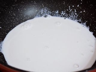 6、花生酪,倒入不粘锅中