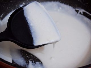 8、花生酪,小火边煮边搅拌，煮至浓稠即可出锅