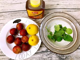 1、薄荷柠檬荔枝饮,所用食材:鲜柠檬,鲜薄荷叶,荔枝,蜂蜜,纯净水