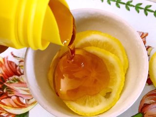 2、薄荷柠檬荔枝饮,1/2柠檬切片,倒入蜂蜜浸泡