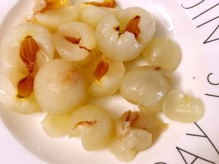 3、薄荷柠檬荔枝饮,荔枝去皮去核,入冷冻室冷冻