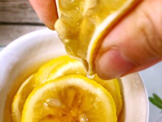 4、薄荷柠檬荔枝饮,另1/2个柠檬将柠檬汁挤入蜂蜜柠檬片中