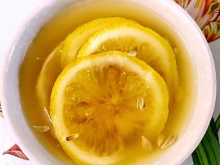 5、薄荷柠檬荔枝饮,覆盖保鲜膜入冷藏室冷餐3小时