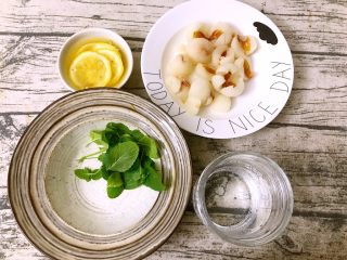 6、薄荷柠檬荔枝饮,荔枝结冻后,取出