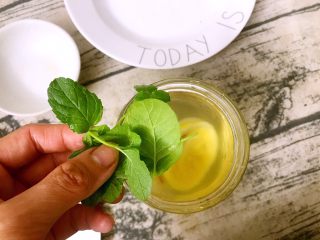 9、薄荷柠檬荔枝饮,放入新鲜柠檬片