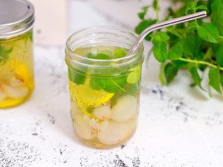 10、薄荷柠檬荔枝饮,浸泡片刻即可直接饮用